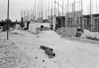 845038 Afbeelding van de bouw van vijftig woningen in de omgeving van het Looplantsoen te Utrecht.